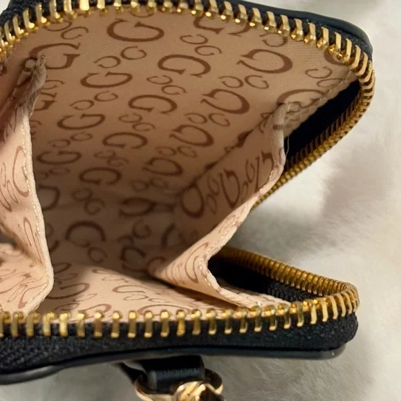 Guess - Picture 6 of 8